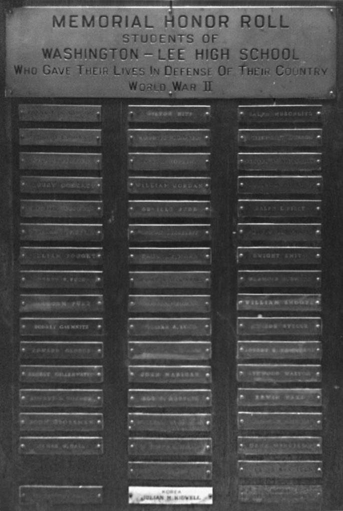 在第二次世界大戰結束時，“ 44-45”學生會向WL贈送了一塊牌匾，上面列出了為國家服務而犧牲的學生的姓名。