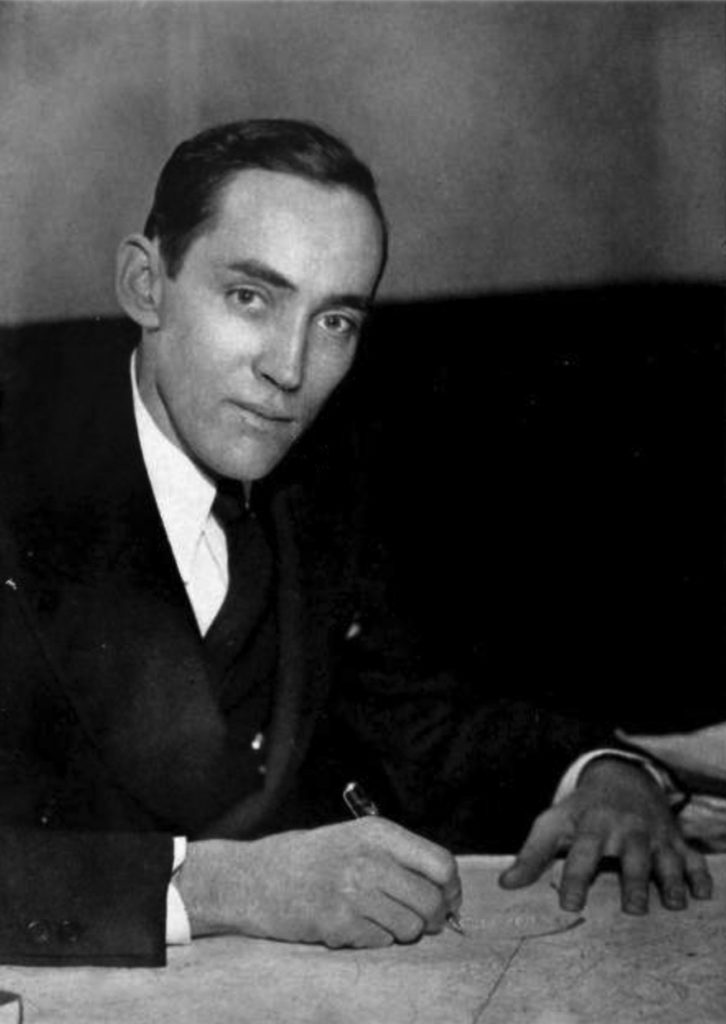 校長克勞德·里士滿（Claude Richmond），華盛頓李的第二任校長（1938年，藍灰色）