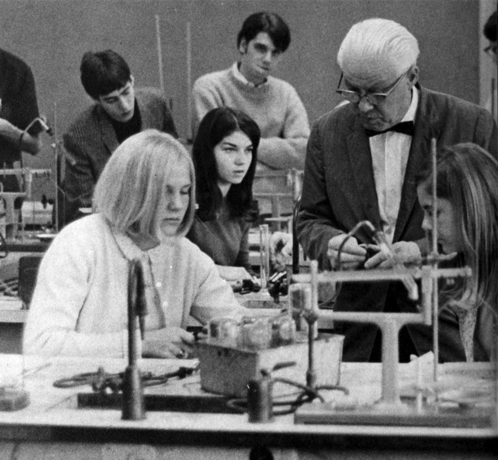 托馬斯·克里斯蒂（Thomas Christie）先生協助學生上科學課。 圖中的學生中包括阿靈頓傳統學校的現任校長霍莉·霍桑（Holly Hawthorne）（1968年的藍和灰）。 托馬斯·克里斯蒂（Thomas M. Christie）先生和梅貝爾·艾倫（Mabel Allen）小姐是WL系中服務時間最長的兩個成員。